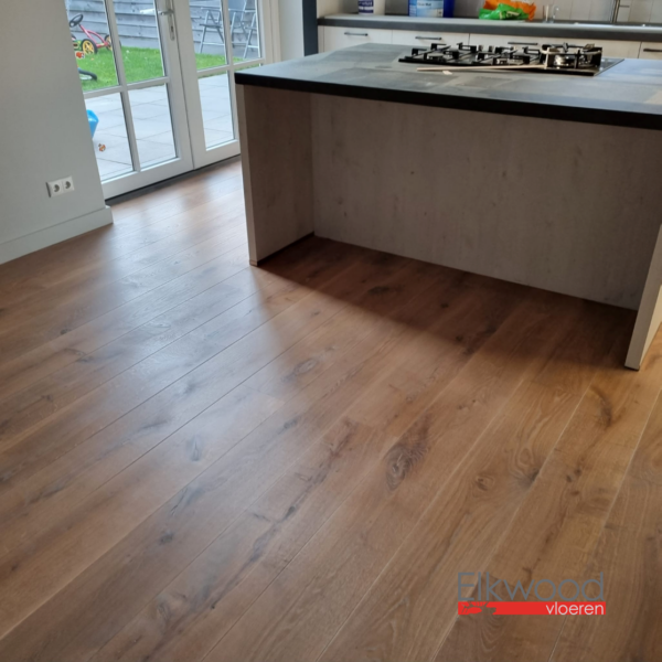 Gerenoveerde lange planken vloer